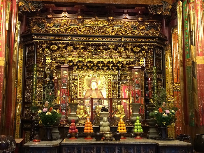 Long Sơn Tự - là điểm thờ cúng đa giáo phái Long Sơn Tự - là điểm thờ cúng đa giáo phái