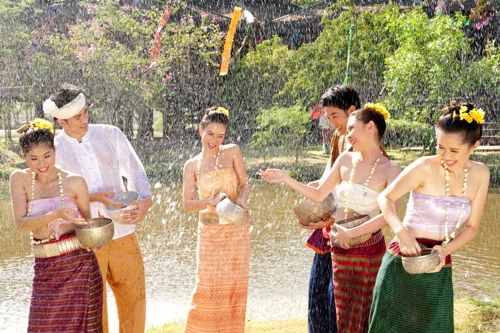 Le tet te nuoc o Lao