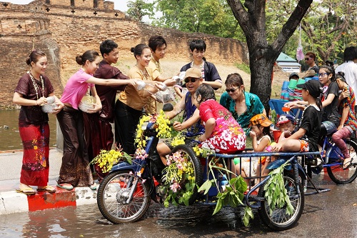 Lễ hội té nước Chol Chnam Thmay ở Campuchia