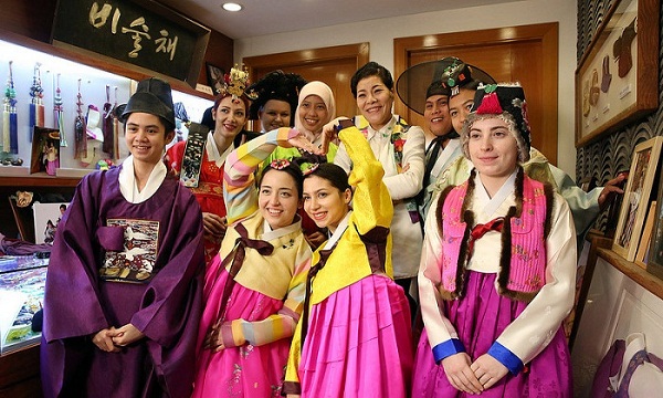 Bạn còn có thể mặc đồ Hanbok - trang phục truyền thống người HQ để chụp hình Bạn còn có thể mặc đồ Hanbok - trang phục truyền thống người HQ để chụp hình