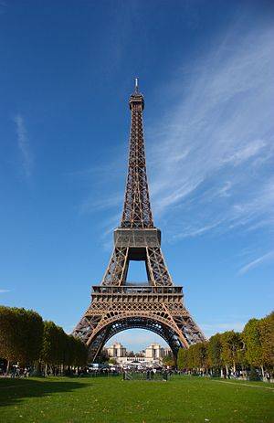 Tham quan Thap Eiffel. 