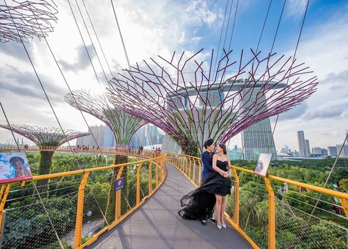    DU LỊCH SINGAPORE - MALAYSIA   Singapore - Malaysia là những điểm đến cực “hot” trên bản đồ du lịchĐông Nam Á. Hãy cùng khám phá thiên đường du lịch này với những danh thắng nổi tiếng và những trung tâm mua sắm sầm uất khác.   Gardens by the Bay -khu vườn sinh thái với những siêu cây năng lượng mặt trời  Gardens by the Bay -khu vườn sinh thái với những siêu cây năng lượng mặt trời    Hiện đại, sang trọng và choáng ngợp là những gì Quý khách có thể cảm nhận trong tour du lịch. Con người thân thiện và những cảnh quan thiên nhiên ấn tượng chính là điều hấp dẫn du khách khắp thế giới.   Singapore xinh đẹp, hiện đại đến choáng ngợp Singapore xinh đẹp, hiện đại đến choáng ngợp  Nhà hát Esplande, Singapore Nhà hát Esplande, Singapore  Thủy cung lớn nhất thế giới SEA Aquarium  Thủy cung lớn nhất thế giới SEA Aquarium    Đất nước Singapore còn được thế giới biết đến với cái tên “đảo quốc sư tử”, biểu tượng có mình cá gợi nhớ về sự khởi đầu từ một làng chài nhỏ ven biển, còn đầu sư tử tượng trưng cho quá trình khám phá Singapore. Merlion với hình con thú đầu sư tử, mình cá đang cưỡi trên sóng đã trở thành biểu tương du lịch nổi tiếng của Singapore.   thành phố cổ Malacca quyến rũ Phố cổ Malacca quyến rũ  Trong khi đó, Malaysia với thành phố cổ Malacca quyến rũ, Kuala Lumpur hiện đại và hào nhoáng, cao nguyên Genting - thành phố vui chơi lừng danh,… là những điểm đến mà du khách có thể tha hồ khám phá và trải nghiệm trong chuyến đi.   Tháp đôi Petronas-Petronas Twin Towers  Tháp đôi Petronas-Petronas Twin Towers   Batu Cave Batu Cave  Cao nguyên Genting Cao nguyên Genting   Tham gia chương trình Singapore - Malaysia của chúng tôi, quý khách có thể được ở các khách sạn Sentral Pudu, Silka, Quality 3 hoặc 4 sao hoặc tương đương.... Đây là những khách sạn chất lượng, có vị trí trung tâm và rất thuận tiện cho quý khách đi Shopping - mua sắm tại trung tâm cũng như sử dụng các phương tiện công cộng của Singapore - Malaysia cho việc đi lại, thăm quan.   Phòng khách sạn Sentral Pudu Phòng khách sạn Sentral Pudu   Tour du lịch Malaysia - Singapore để lại trong lòng du khách những ấn tượng sâu sắc về đất nước con người và nền văn hóa đậm đà bản sắc dân tộc. Chuyến đi thú vị hơn khi du khách được tiếp xúc giao lưu với người bản địa thông qua các hoạt động mua sắm và du lịch. 