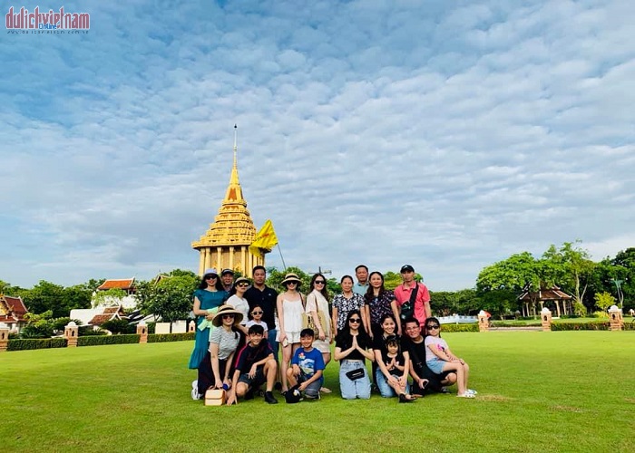 Du khách đến tham quan một số địa điểm nổi tiếng ở Bangkok 