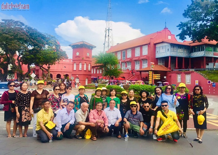 Đoàn du khách đến tham quan Quảng trường Hà Lan - Dutch Square