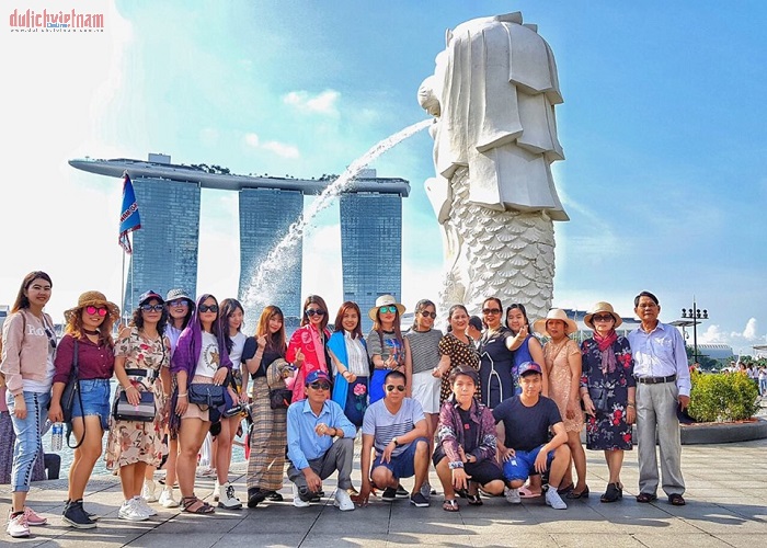 Đoàn du khách đến tham quan Công viên sư tử biển Merlion
