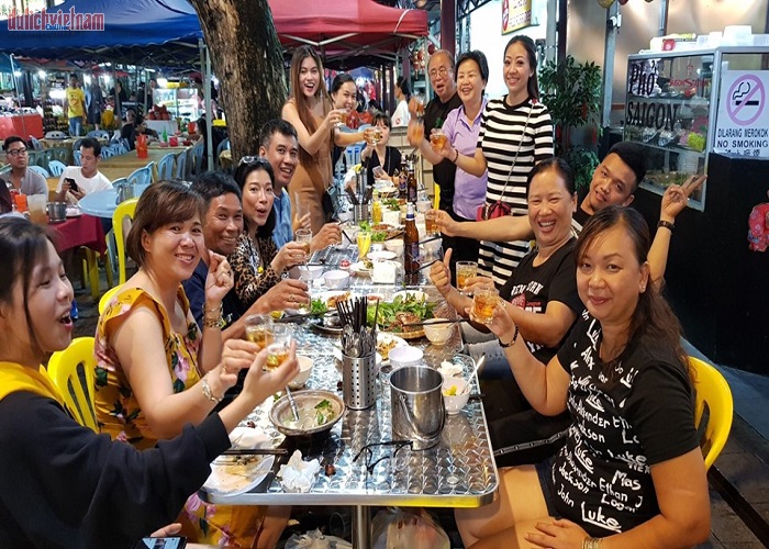 Đoàn du khách đến dùng bữa theo chương trình