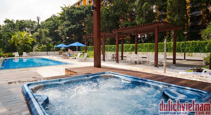 Bể bơi tại khách sạn 