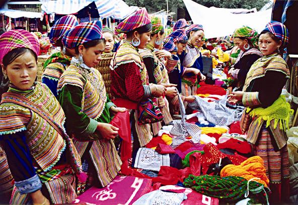 Chợ phiên vùng cao sặc sỡ sắc màu thổ cẩm