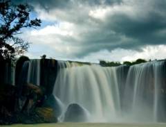 Tận hưởng vẻ đẹp thác Đray nur núi rừng Tây Nguyên