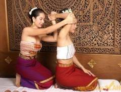 Massage cổ truyền Thái níu chân du khách