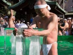 Cởi Trần Ôm Băng Cầu May Ở Nhật Bản