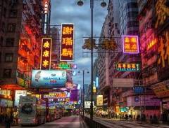 Sải bước trên phố đi bộ Tsim Sha Tsui, Hồng Kông
