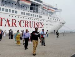Tàu 5 sao Star Cruises đưa hơn 2.000 khách đến Hạ Long