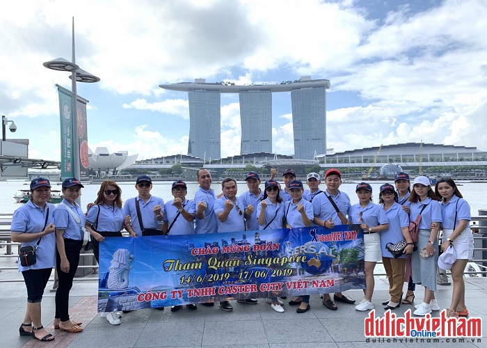 Du khách tham quan công viên sư tử biển