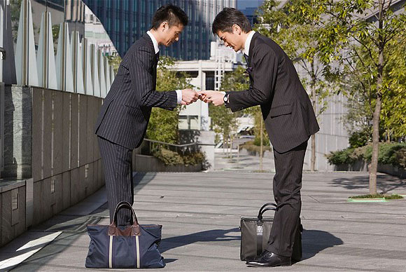 Cúi chào là một hành động tôn kính tại Nhật Bản