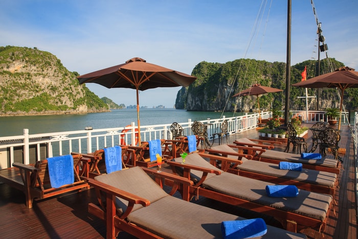 Boong tắm nắng trên du thuyền