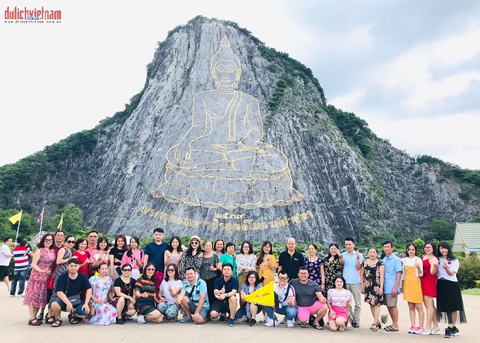 Đoàn du khách đến tham quan Trân Bảo Phật Sơn với tượng Phật Thích Ca Mâu Ni 