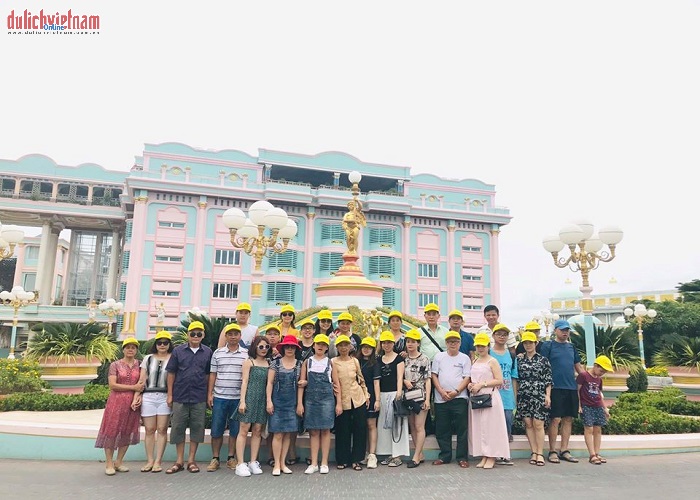 Đoàn du khách đến tham quan ngôi nhà Tỷ Phú