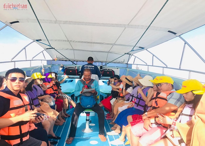 Đoàn du khách dạo thuyền trên sông Chao Praya: