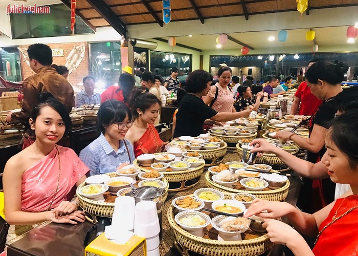 Đoàn du khách thưởng thức bữa ăn theo chương trình