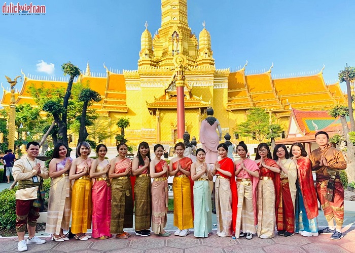 Đoàn du khách tham quan và chụp ảnh tại Bangkok., Thái Lan