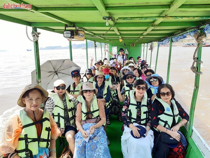 Đoàn du khách dạo thuyền tham quan thiên đường Phutket