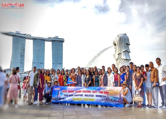 Đoàn du khách đến tham quan Công viên sư tử biển Merlion Park