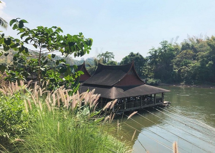 Chụp hình cầu sông Kwai