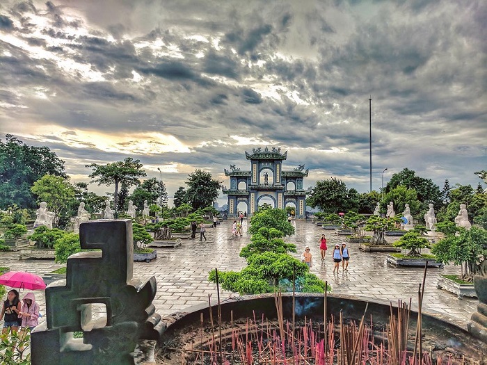 Viếng thăm chùa Linh Ứng