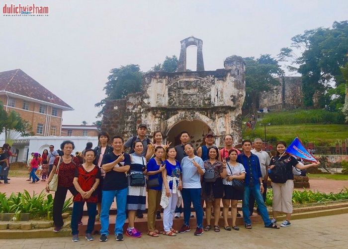 Đoàn du khách đến tham quan pháo đài cổ Bồ Đào Nha