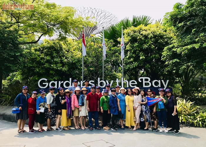 Đoàn du khách đến tham quan Garden By the Bay