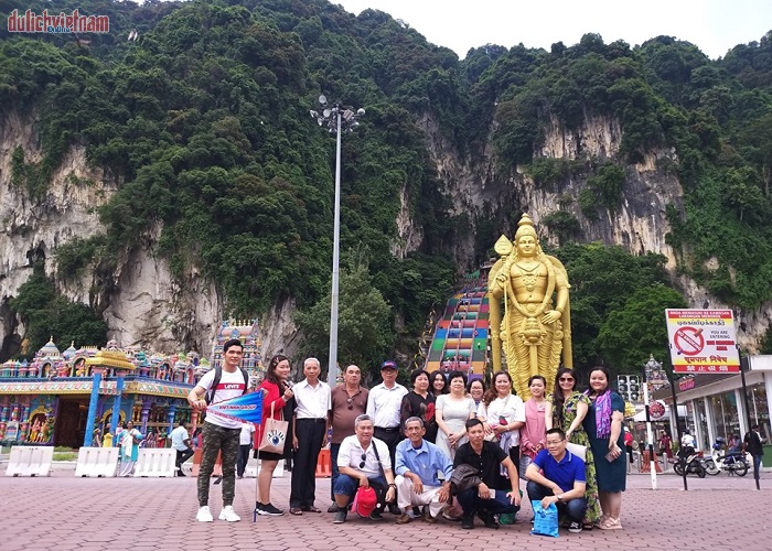 Đoàn du khách đến tham quan động Batu