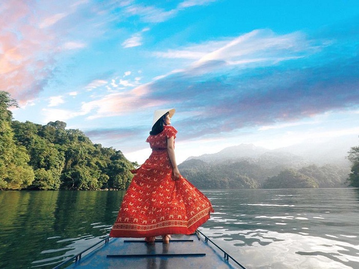 Hồ Ba Bể địa danh không thể bỏ qua trong chuyến hành trình tour Đông Bắc 5 ngày