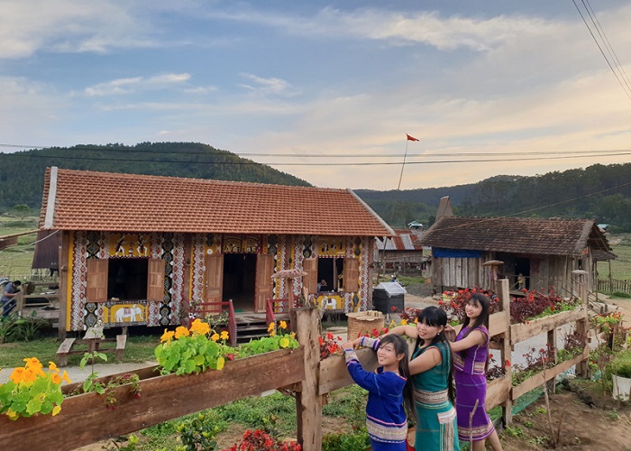 Làng văn hóa Kon Bring