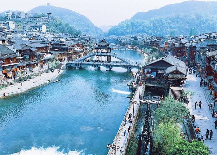 Chìm đắm trong không gian cổ kính của trấn cổ Phượng Hoàng ngàn năm tuổi