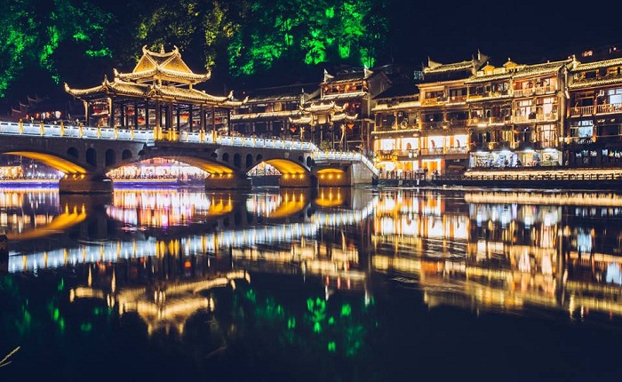 Phượng Hoàng về đêm rực rỡ ánh đèn