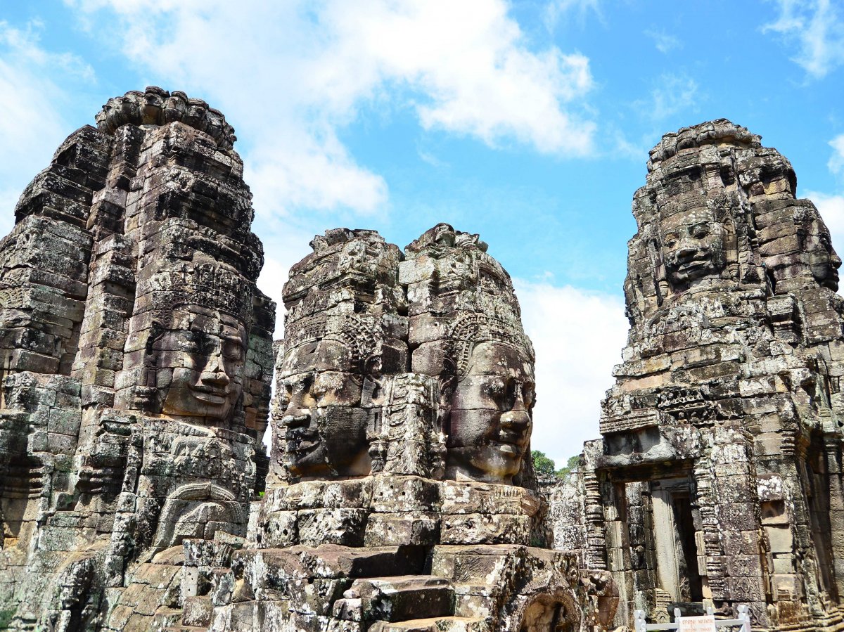 Đền Bayon nổi tiếng với những khuôn mặt cười bí ẩn khắc trên các tháp