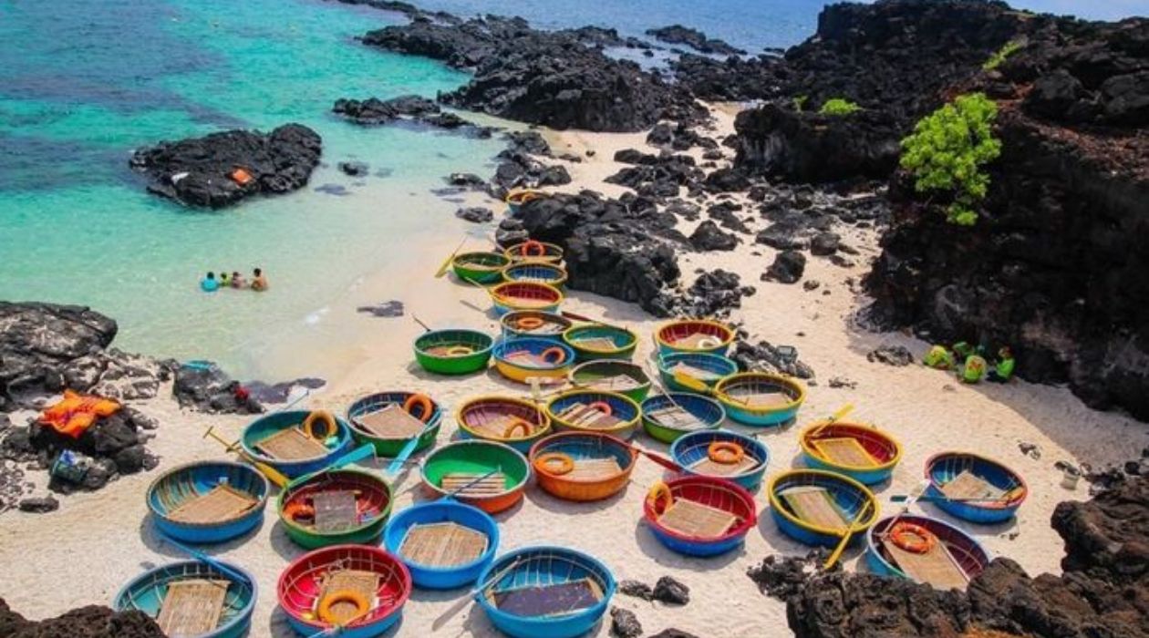 Bãi Ngang nổi bật với vẻ đẹp hoang sơ và bãi cát trắng mịn.