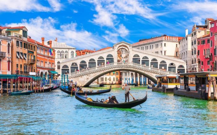 Ngồi thuyền gỗ du ngoạn Venice là trải nghiệm rất thú vị khi tới Ý