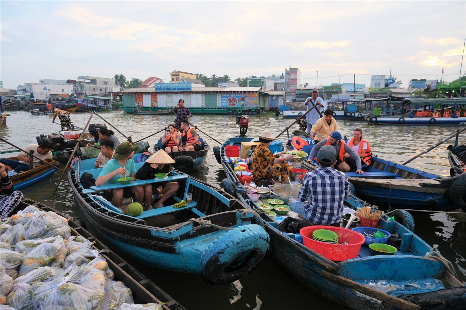 Đến Cần Thơ và khám phá chợ nổi Cái Răng sôi động trên sông