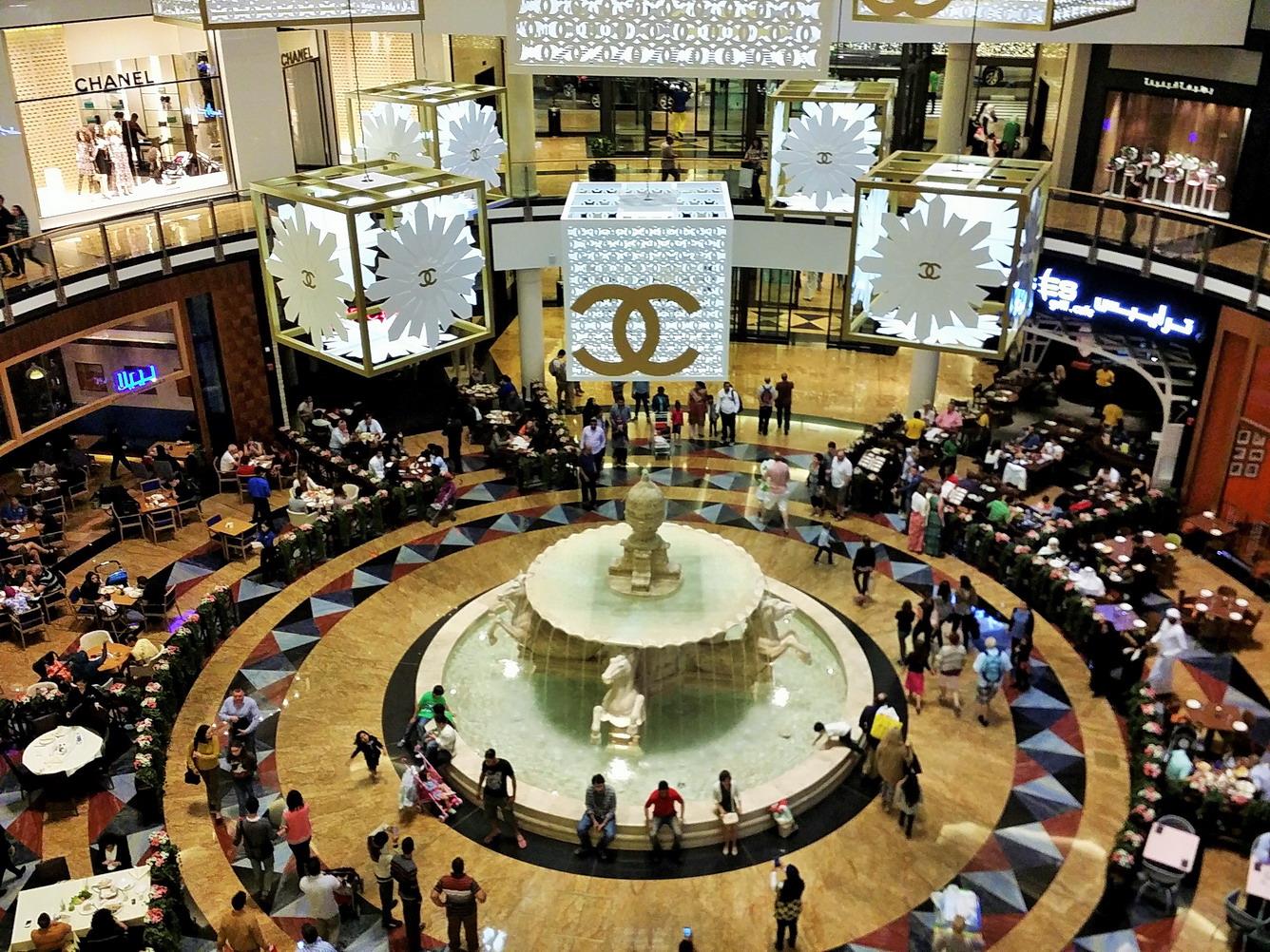 Dubai Mall là thiên đường mua sắm với hàng ngàn thương hiệu nổi tiếng trên thế giới