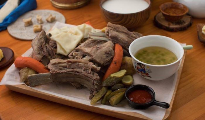 Món thịt cừu luộc đặc trưng trong ẩm thực của người dân ở Nội Mông 