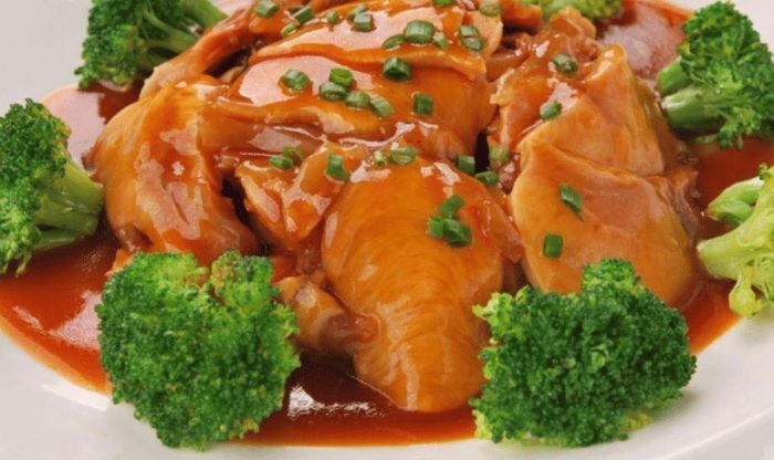Thưởng thức móng lạc đà hầm nức tiếng khi tới Nội Mông 