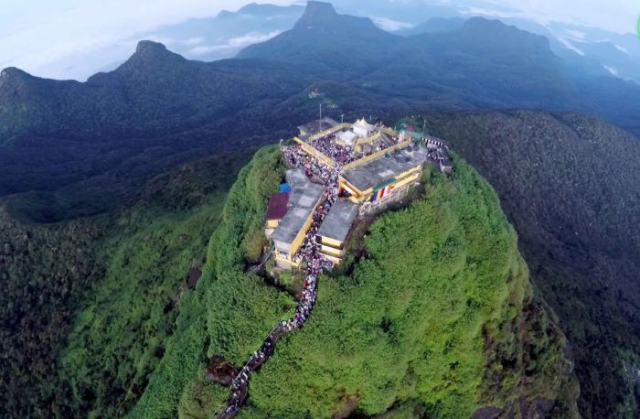 Đỉnh núi Nuwara Eliya là nơi các tín đồ Phật giáo tìm đến để hành hương mỗi năm