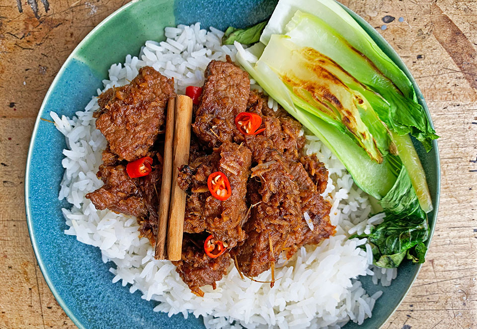 Rendang là một món thịt hầm cay nồng đặc trưng của ẩm thực Malaysia