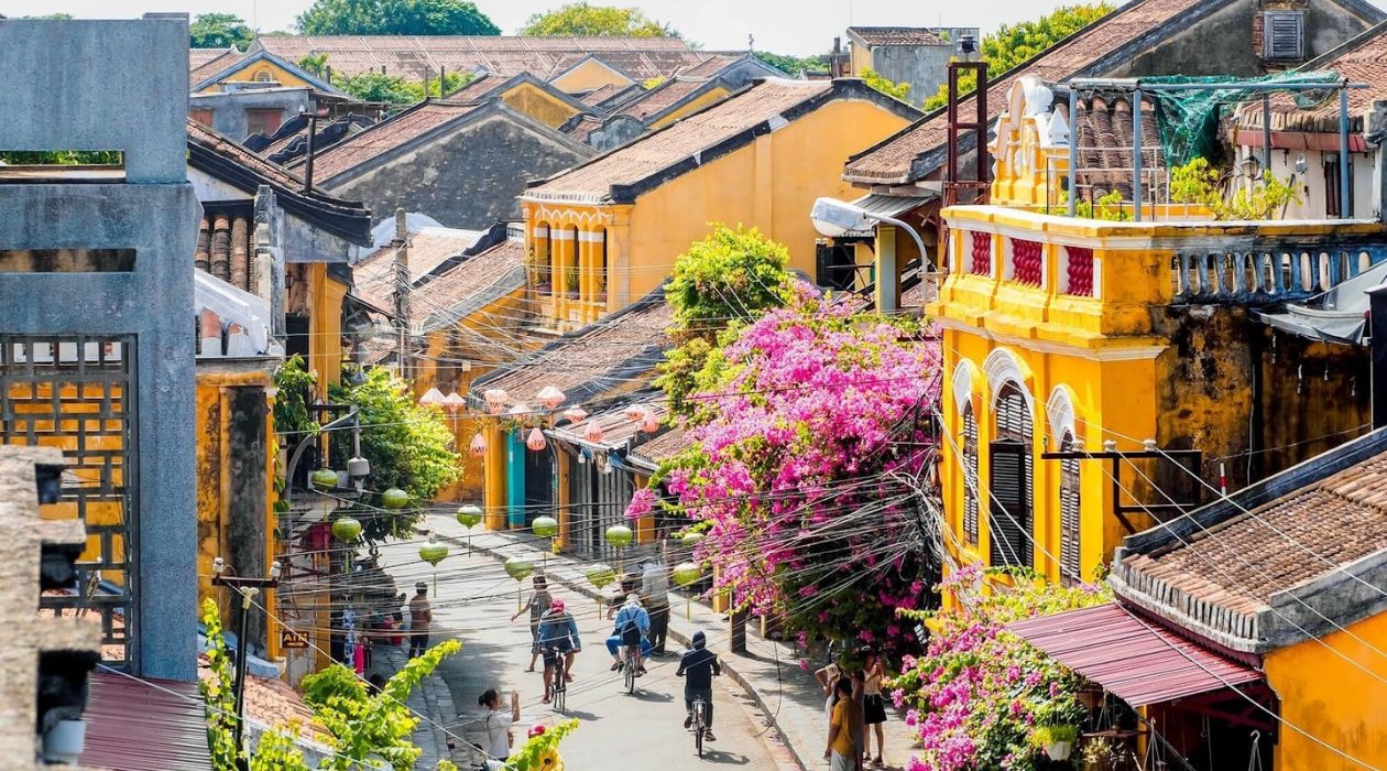 Phố cổ Hội An nổi bật với kiến trúc cổ kính và lịch sử phong phú.