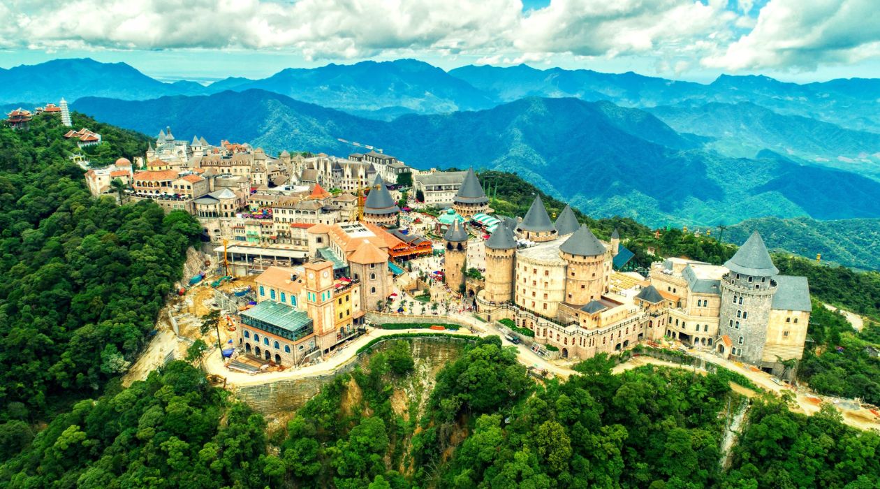 Bà Nà Hills, với cảnh quan hùng vĩ và những lâu đài nguy nga.