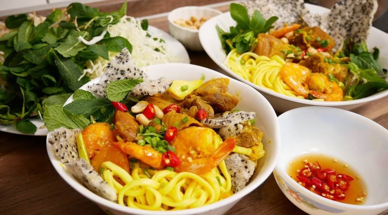 Mì Quảng Đà Nẵng đậm đà, hấp dẫn.