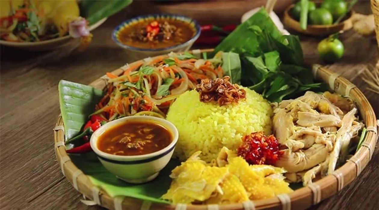 Cơm gà Đà Nẵng với hương vị đậm đà, gà xé mềm thơm.
