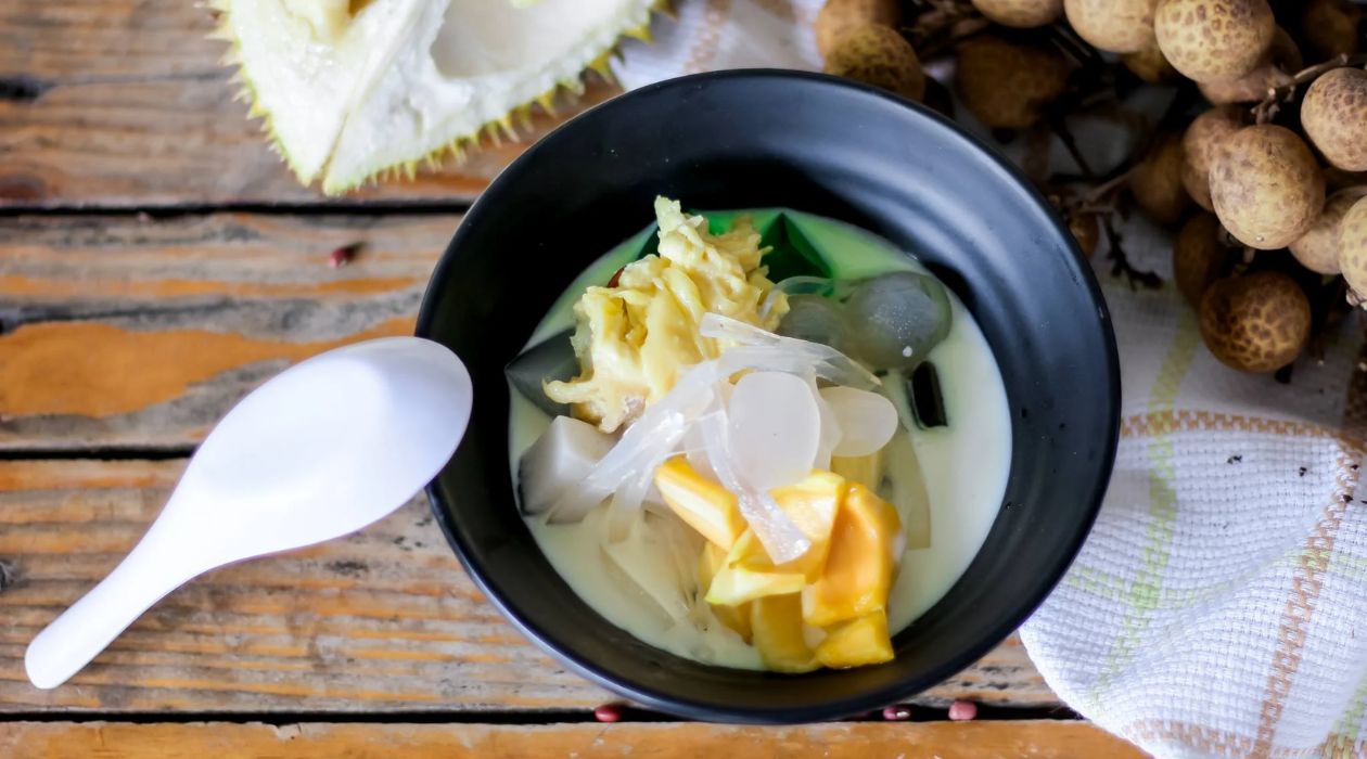 Chè sầu Đà Nẵng hấp dẫn với vị ngọt mát và thơm hương sầu riêng.